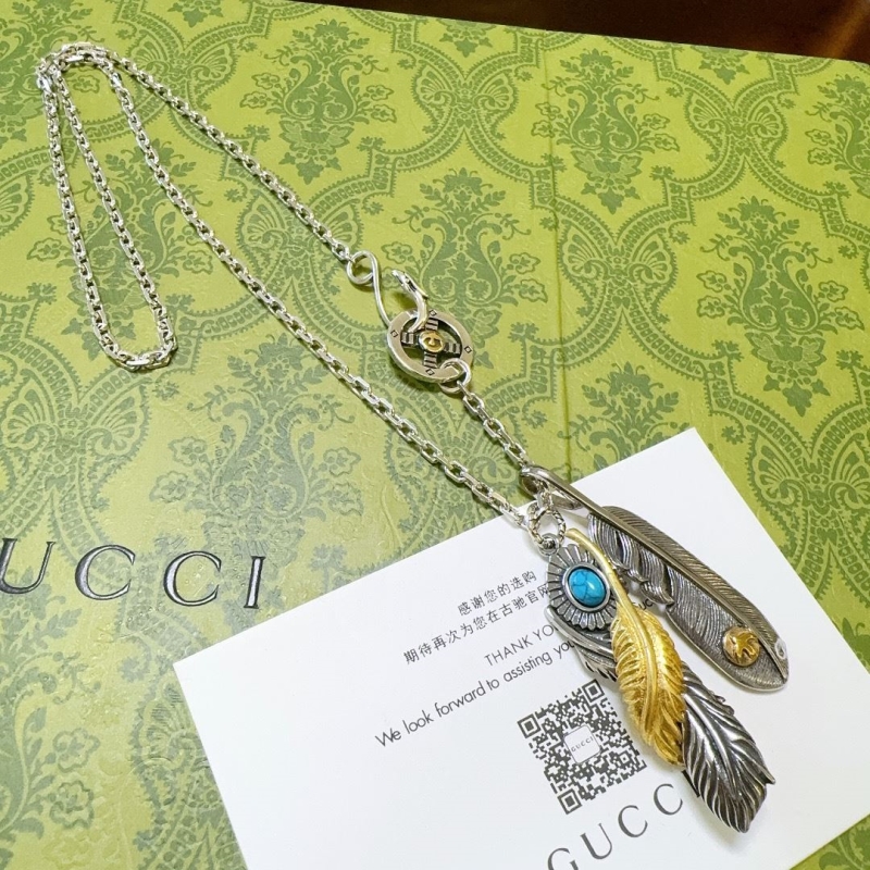 G*u*i necklaces
